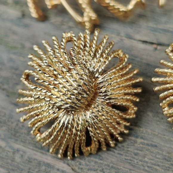 Vintage Monet brooch and earrings set - Picture 5 of 7